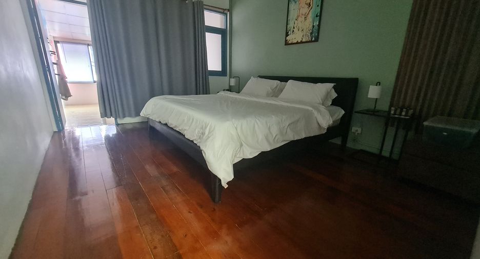 For rent 2 bedrooms townhouse in Huai Khwang, Bangkok