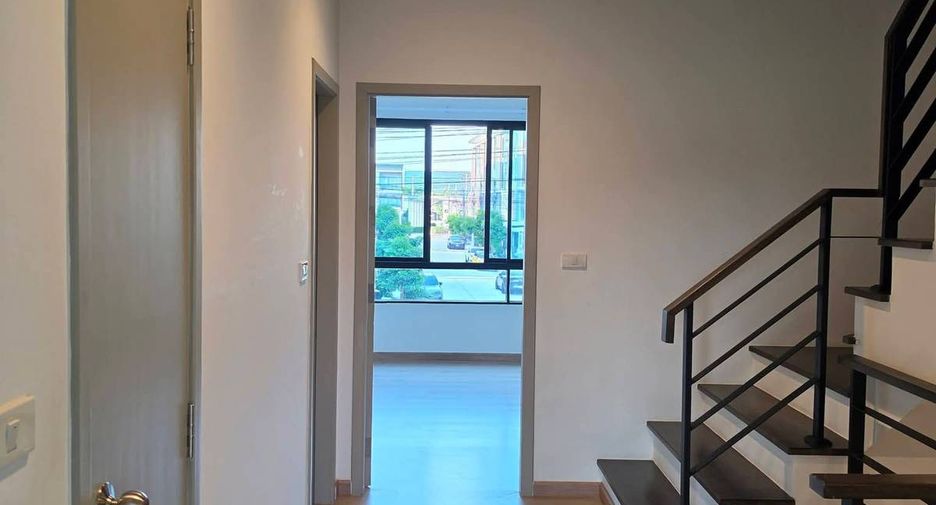 For rent 4 bedrooms townhouse in Bang Khen, Bangkok