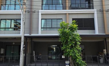 For rent 4 bedrooms townhouse in Bang Khen, Bangkok