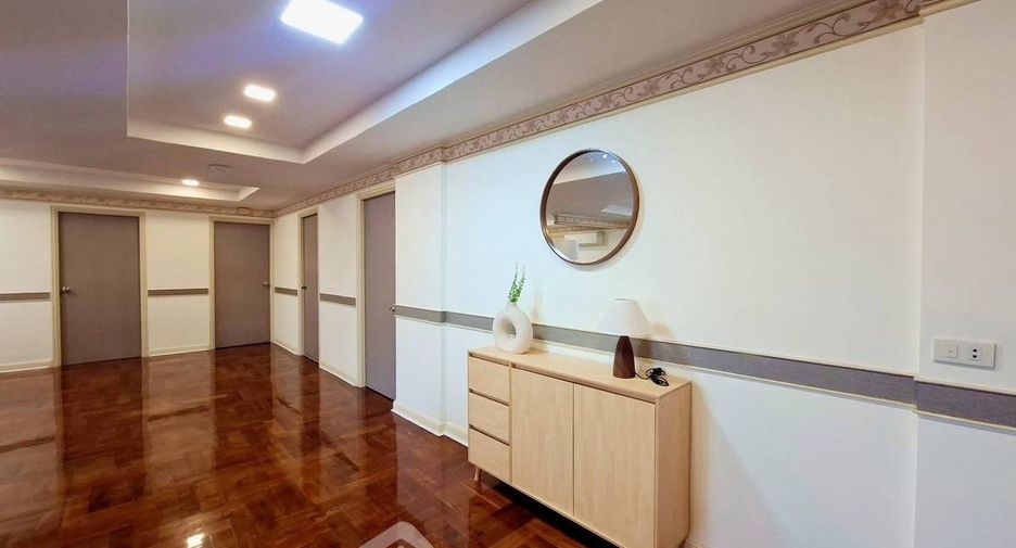 For rent 3 bedrooms apartment in Watthana, Bangkok