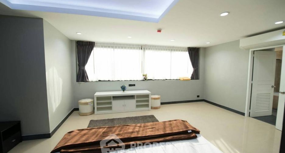 For rent 3 bedrooms condo in Khlong Toei, Bangkok