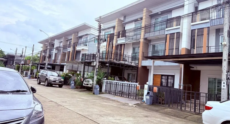 Casa adosada en venta de 3 habitaciones en Bueng Kum, Bangkok
