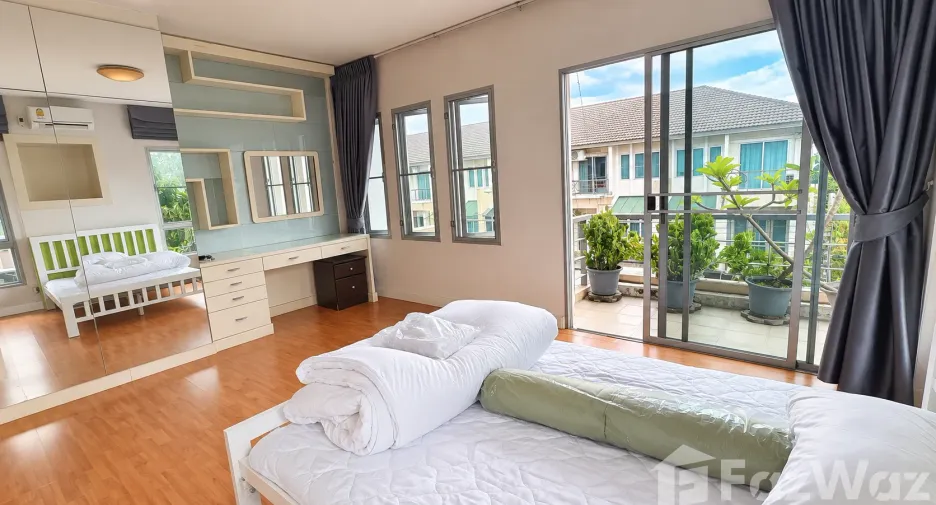 À louer 3 chambres maison de ville à Pak Kret, Nonthaburi