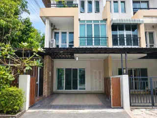 À louer 3 chambres maison de ville à Pak Kret, Nonthaburi