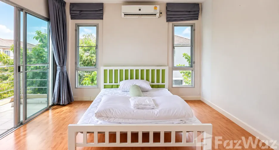 À louer 3 chambres maison de ville à Pak Kret, Nonthaburi