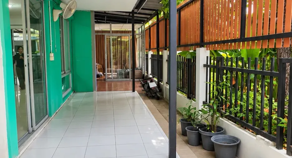À louer 3 chambres maison de ville à Pak Kret, Nonthaburi