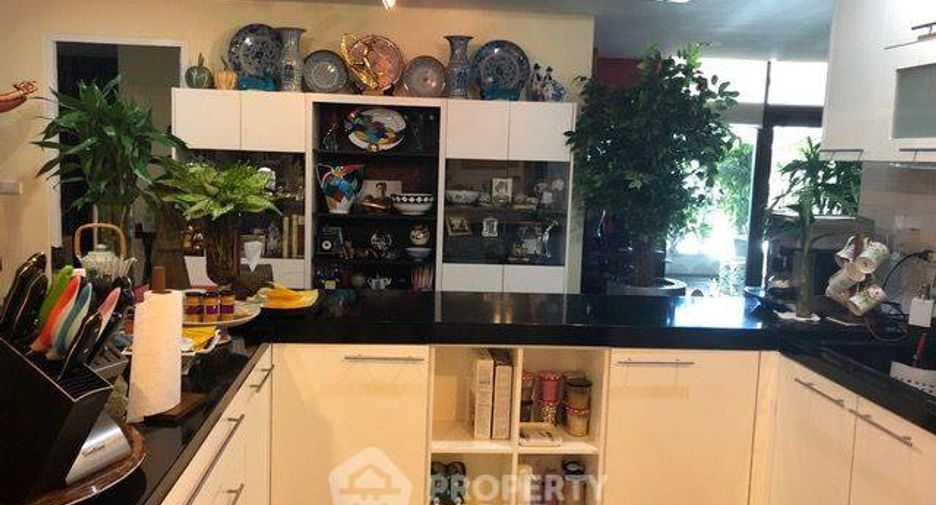 For sale 3 bedrooms condo in Watthana, Bangkok