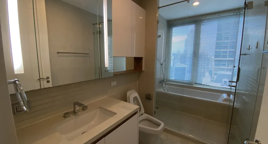 For rent 2 bedrooms condo in Pathum Wan, Bangkok