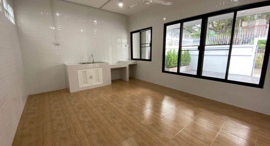 For rent 4 bedrooms house in Huai Khwang, Bangkok