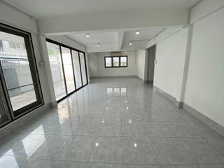 For rent 4 bedrooms house in Huai Khwang, Bangkok