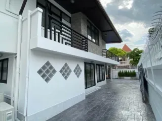 For rent 4 bedrooms house in Huai Khwang, Bangkok