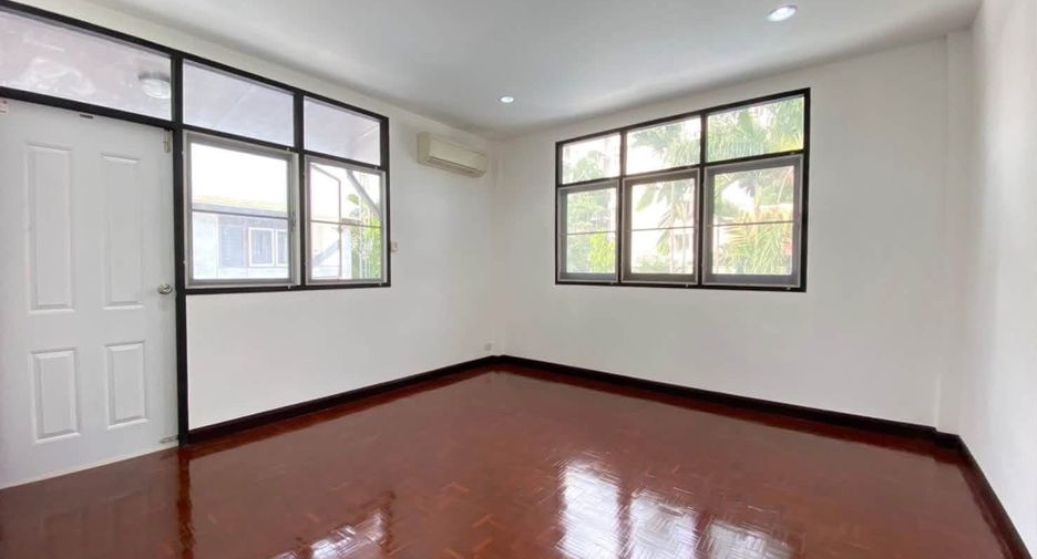 For rent 4 bedrooms house in Huai Khwang, Bangkok