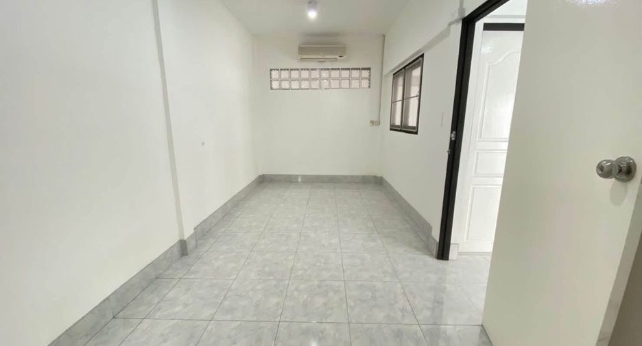 For rent 4 bedrooms house in Huai Khwang, Bangkok