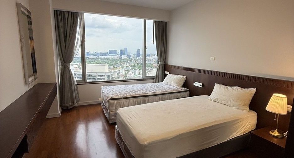 For rent 2 bedrooms condo in Pathum Wan, Bangkok
