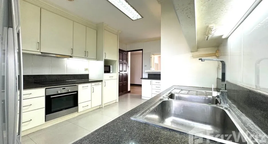 For sale 3 bedrooms apartment in Watthana, Bangkok