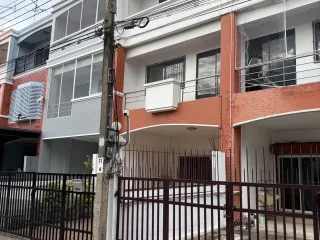 Reihenhaus zur Miete mit 4 Zimmer in Phra Khanong, Bangkok