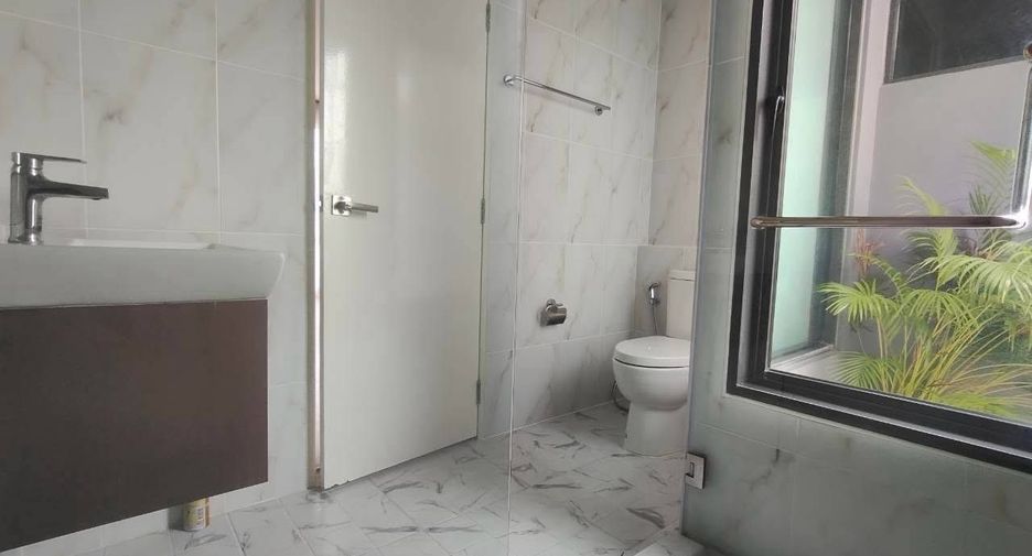 For rent 3 bedrooms townhouse in Prawet, Bangkok