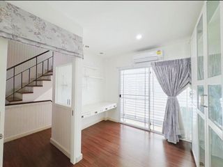 Reihenhaus zur Miete mit 3 Zimmer in Phra Khanong, Bangkok