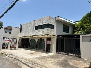 À vendre 3 chambres maison à Huai Khwang, Bangkok