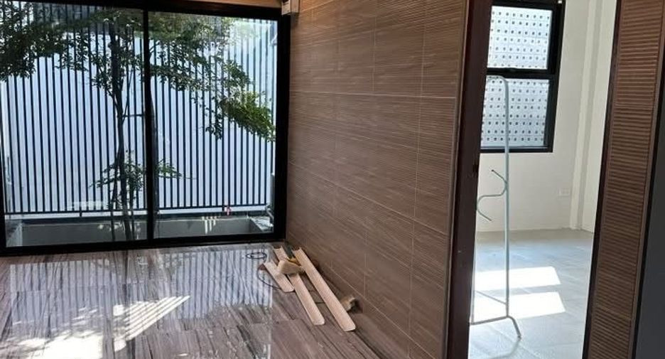 Haus zum Kauf mit 3 Zimmer in Huai Khwang, Bangkok