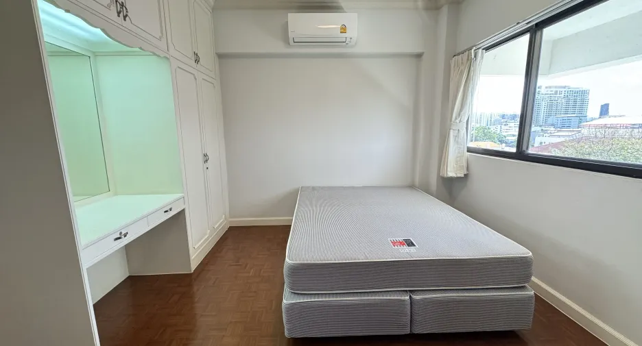 For rent 3 bedrooms apartment in Sathon, Bangkok