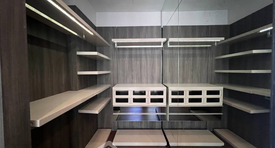 For sale 2 bedrooms condo in Huai Khwang, Bangkok