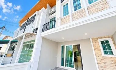 Casa adosada en alquiler de 4 habitaciones en Bang Lamung, Chonburi