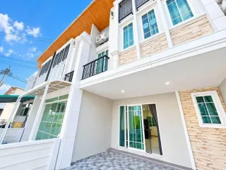 À louer 4 chambres maison de ville à Bang Lamung, Chonburi