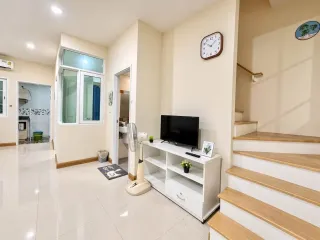 À louer 4 chambres maison de ville à Bang Lamung, Chonburi