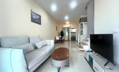 À louer 3 chambres maison de ville à Bang Lamung, Chonburi