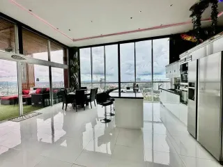 Condo en alquiler y en venta de 4 habitaciones en Bang Lamung, Chonburi