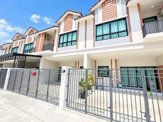 À louer 3 chambres maison de ville à Bang Lamung, Chonburi