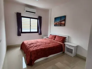 À louer 3 chambres maison de ville à Bang Lamung, Chonburi