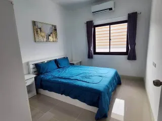 À louer 3 chambres maison de ville à Bang Lamung, Chonburi