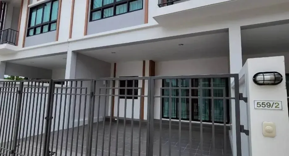 À louer 3 chambres maison de ville à Bang Lamung, Chonburi
