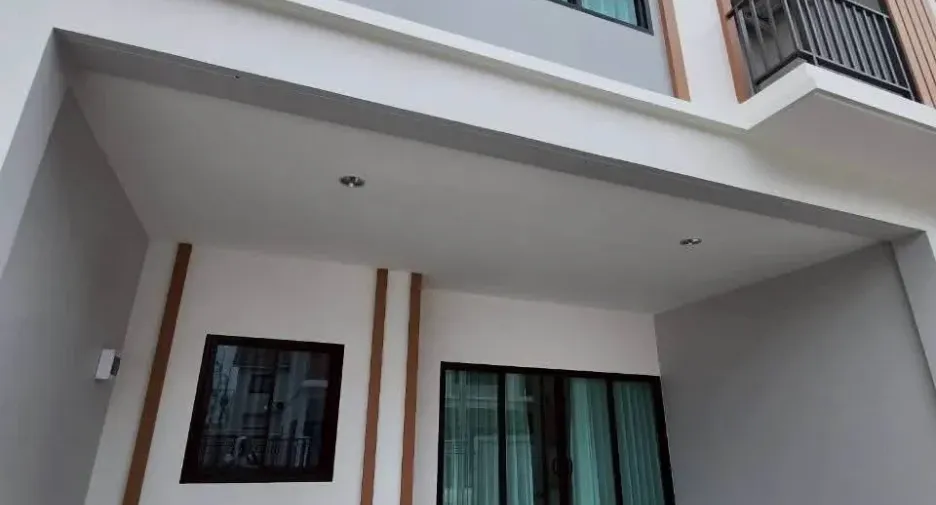 À louer 3 chambres maison de ville à Bang Lamung, Chonburi