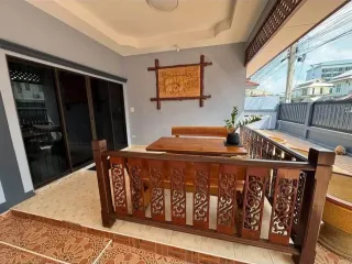 À louer 3 chambres maison de ville à Bang Lamung, Chonburi