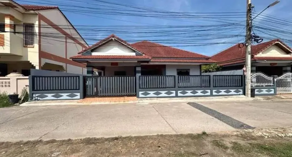 À louer 3 chambres maison de ville à Bang Lamung, Chonburi