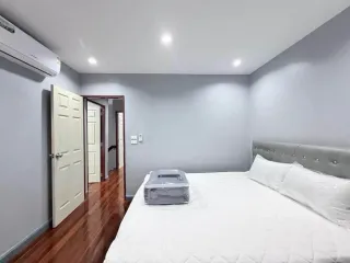 À louer 3 chambres maison de ville à Bang Lamung, Chonburi