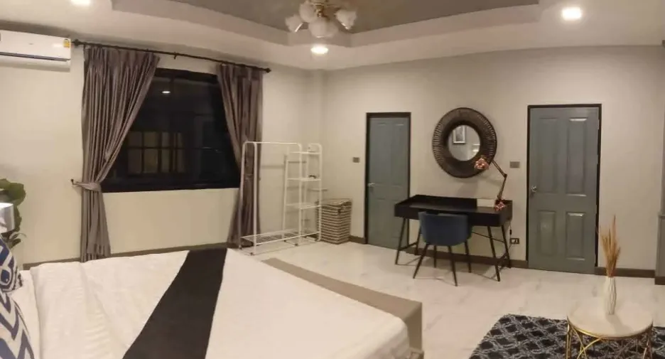 Casa en alquiler de 5 habitaciones en Bang Lamung, Chonburi