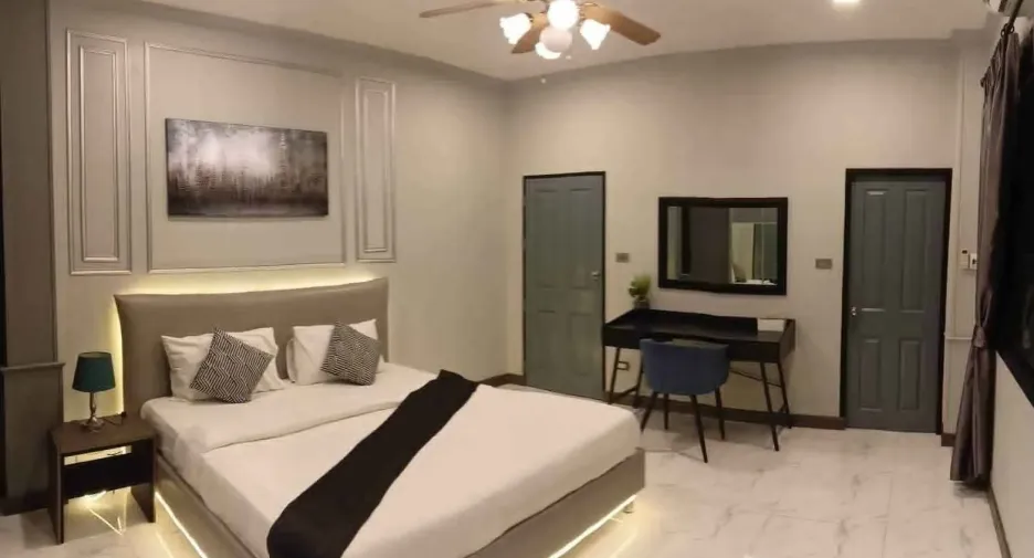 Casa en alquiler de 5 habitaciones en Bang Lamung, Chonburi