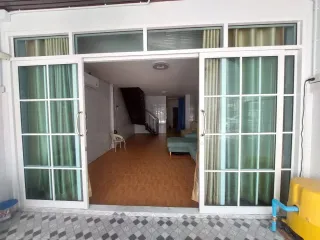 À louer 2 chambres maison de ville à Bang Lamung, Chonburi