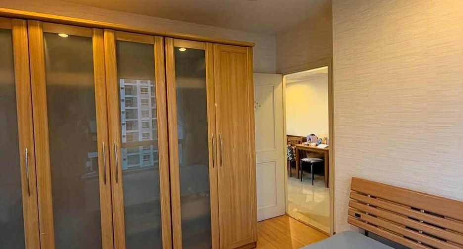 For rent 2 bedrooms condo in Huai Khwang, Bangkok