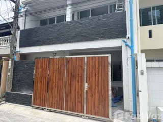 For rent 3 bedrooms townhouse in Khlong Toei, Bangkok