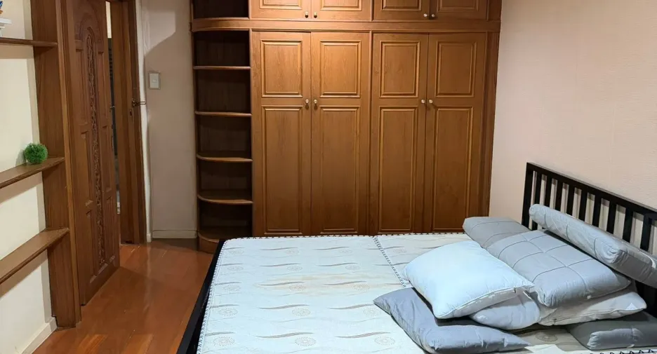 For rent 3 bedrooms townhouse in Huai Khwang, Bangkok