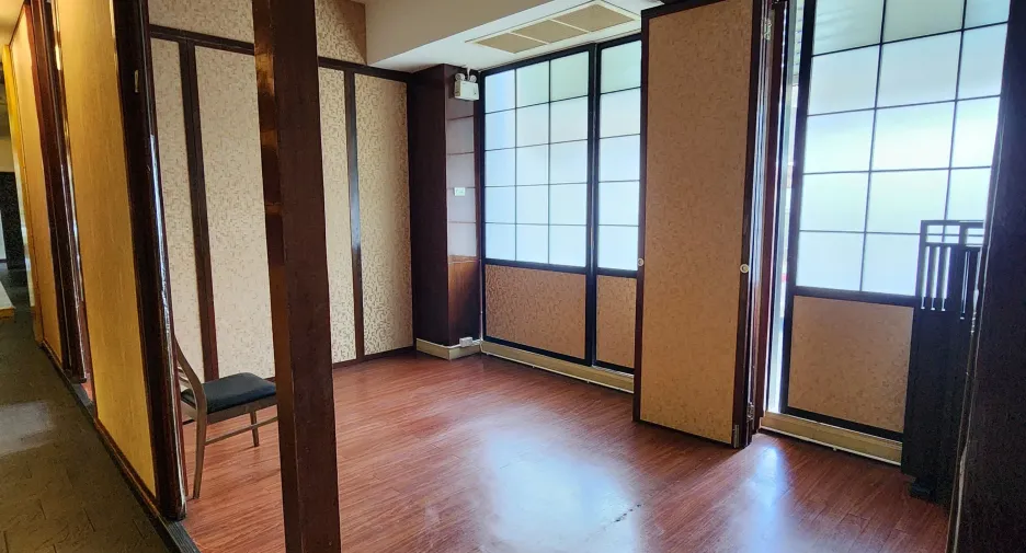 Gewerbefläche zur Miete mit 8 Zimmer in Watthana, Bangkok
