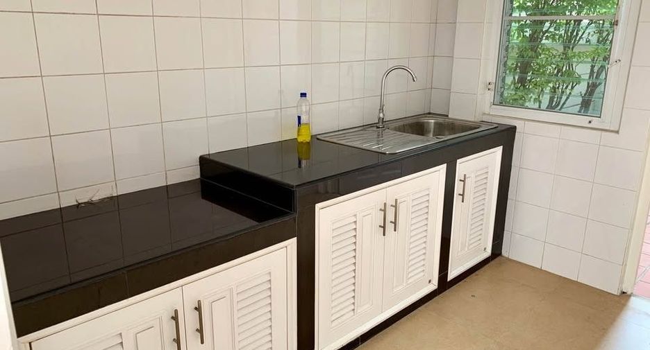 For rent 6 bedrooms house in Chatuchak, Bangkok