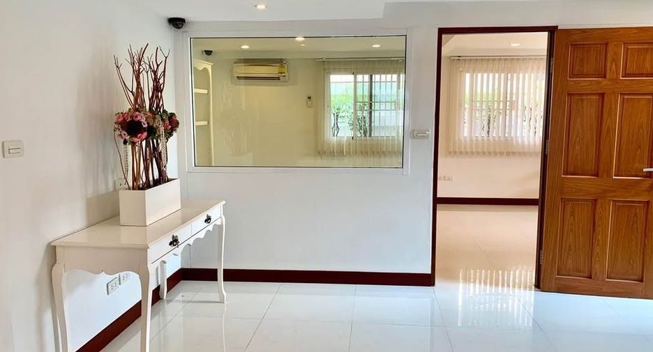 For rent 6 bedrooms house in Chatuchak, Bangkok