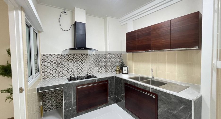 Casa adosada en venta de 3 habitaciones en Yan Nawa, Bangkok