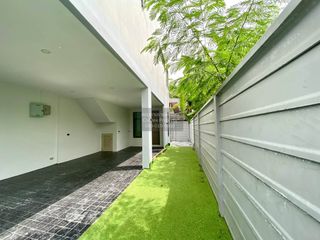 Casa adosada en venta de 3 habitaciones en Bang Na, Bangkok